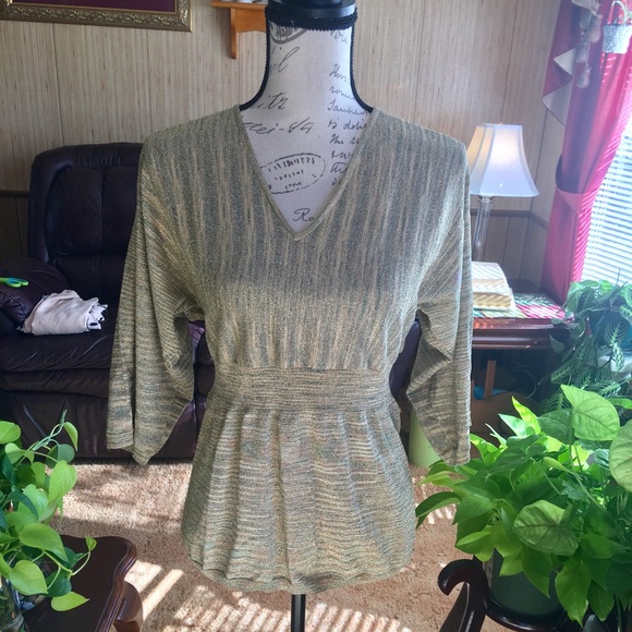 itsu Tops - Itsu brand shimmery blouse